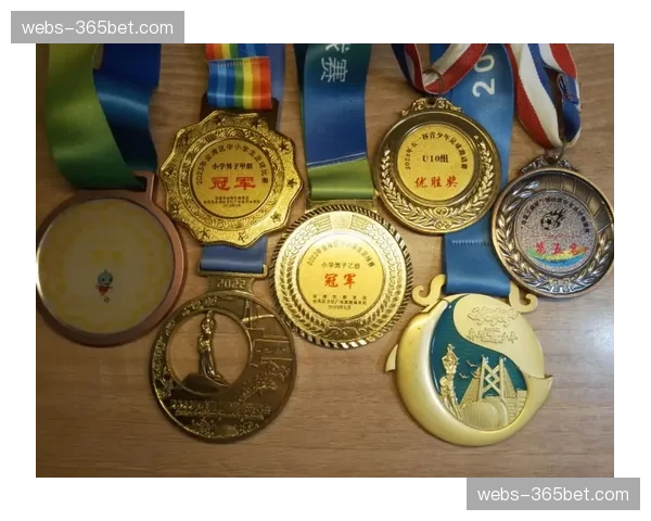 瞬间:颁奖典礼上,冠军与亚季军互相为对方挂上奖牌 瞬间:颁奖典礼上,冠军与亚季军互相为对方挂上奖牌
